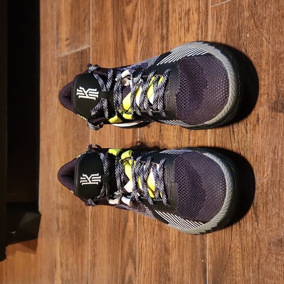 Men Nike Kyrie - Picture 2 of 9